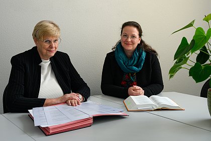 Dr. Monika Lcke und Skadi Kalbitz (v.l.n.r.)